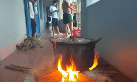 Ấm lòng bữa cơm của cô, thầy nấu cho học trò giữa vùng lũ dữ